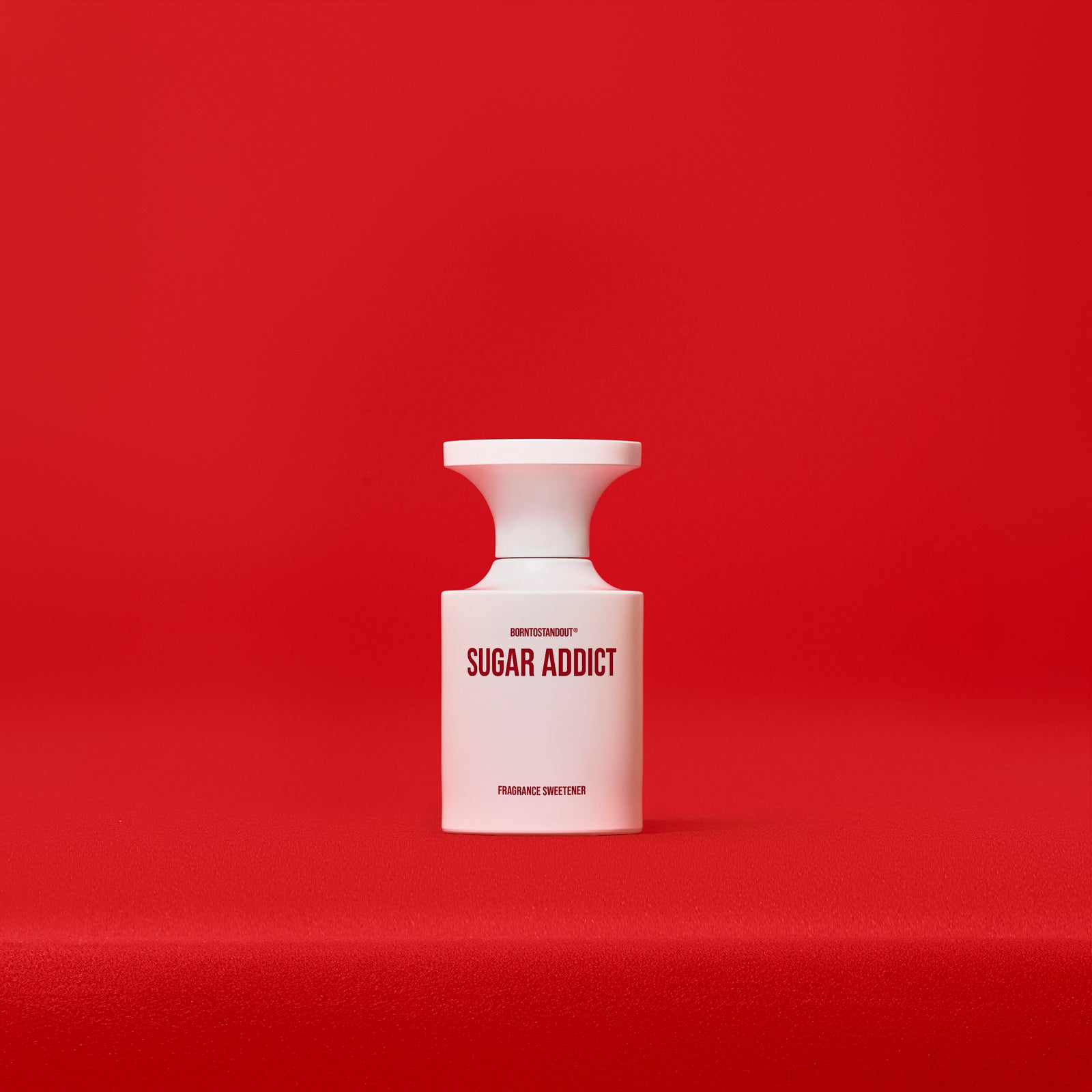 BORNTOSTANDOUT Sugar Addict Eau de Parfum 50 ml, baltas matinis buteliukas raudoname fone