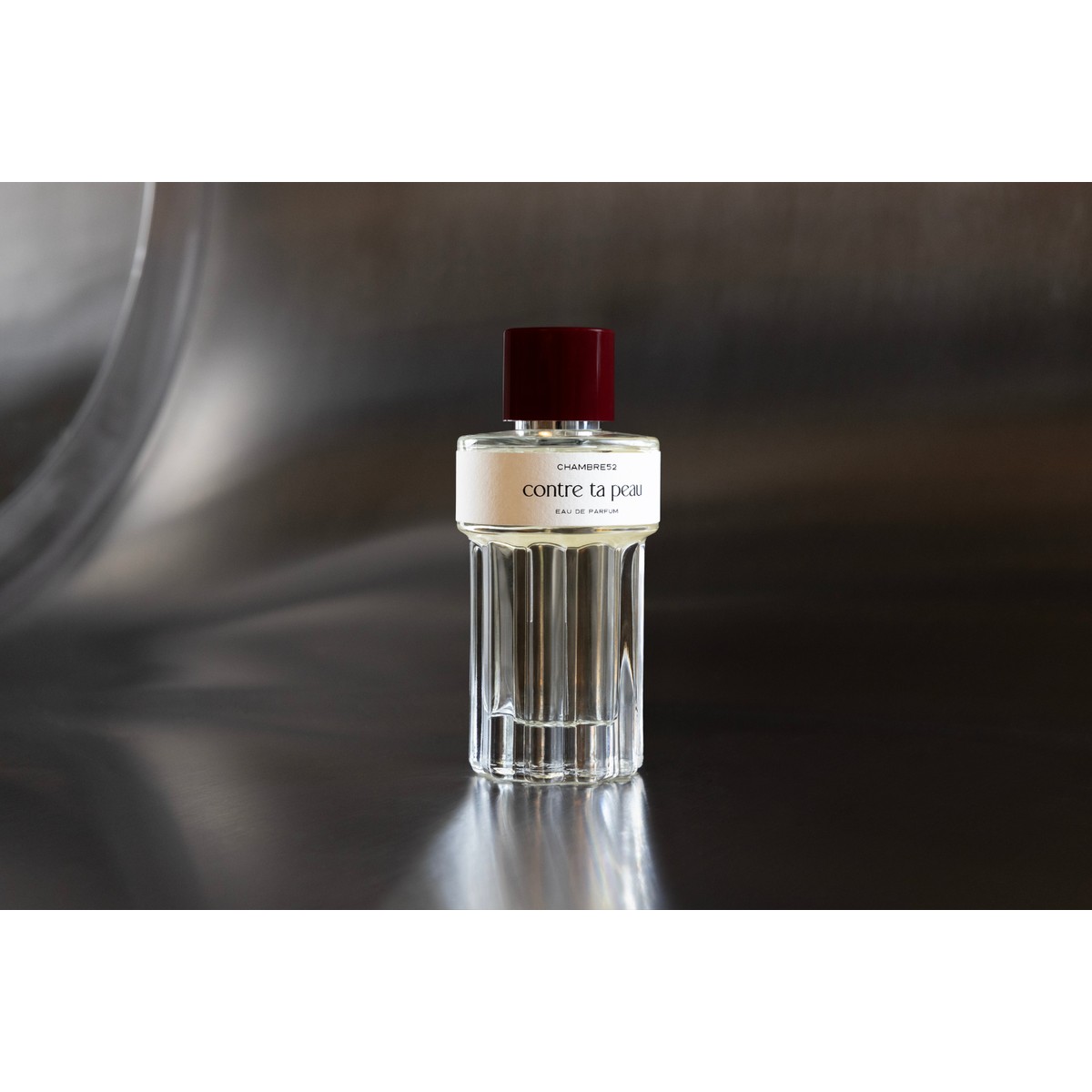 Chambre52 Contre Ta Peau Eau de Parfum 100 ml buteliukas tamsioje scenoje